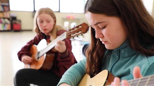 Students learning to play the classical guitar 