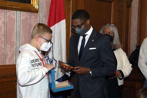 Wales students visit Mayor Justin Bibb